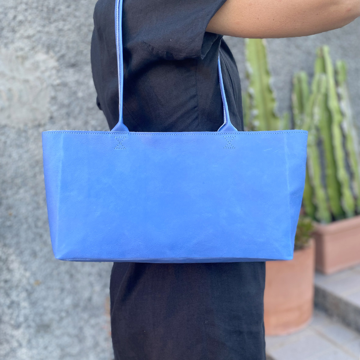 The East-West Shoulder Bag - cobalto - Image 6