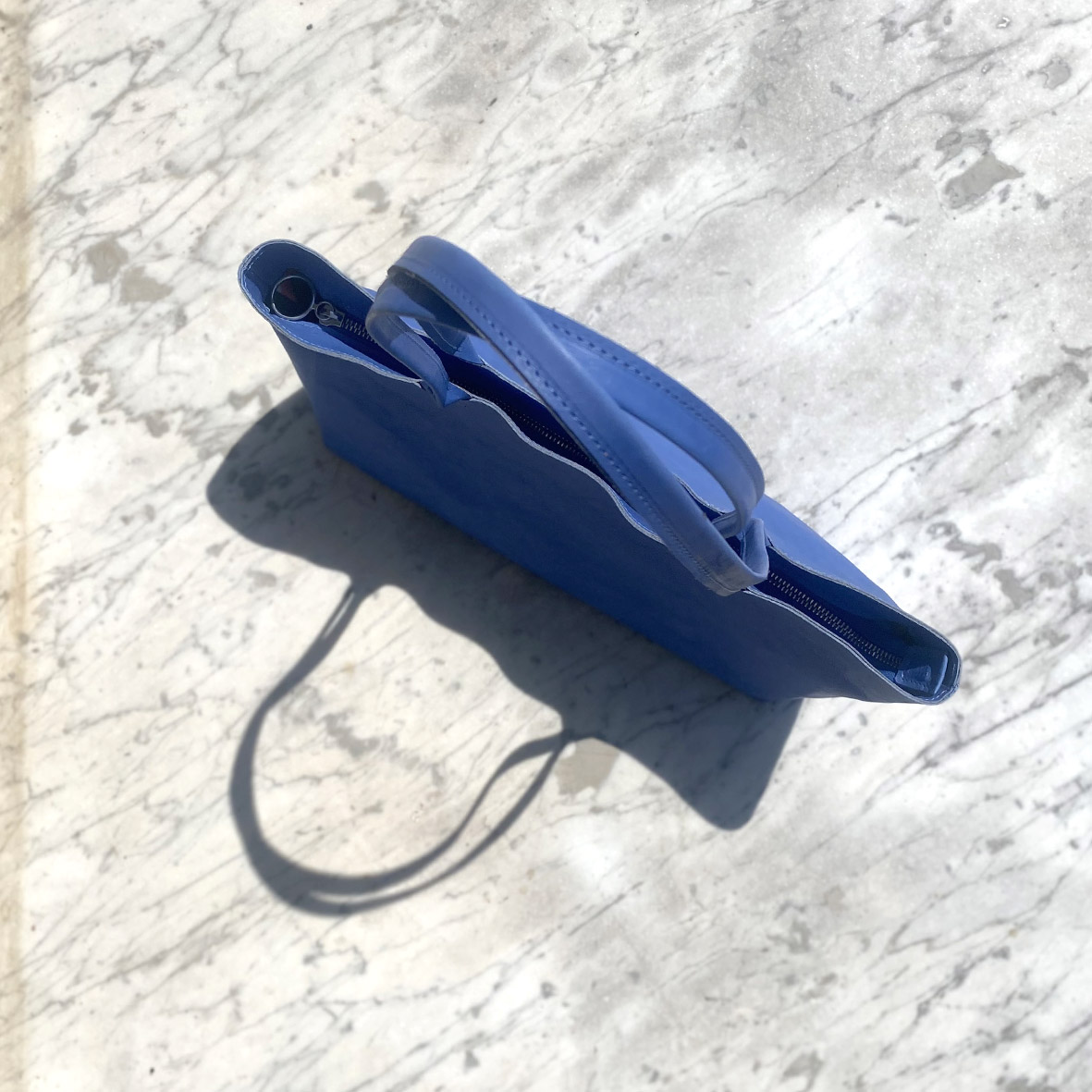 The East-West Shoulder Bag - cobalto - Image 5